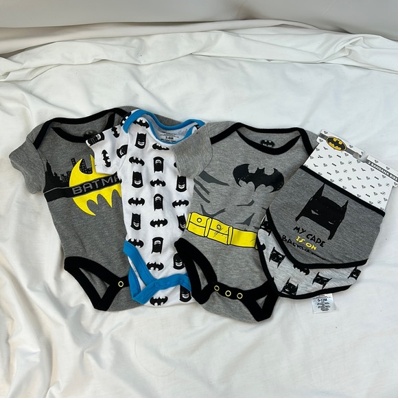 Batman 3 Onesie & 2 Bandana Bib Bundle Size 3-6 Months - Picture 1 of 9